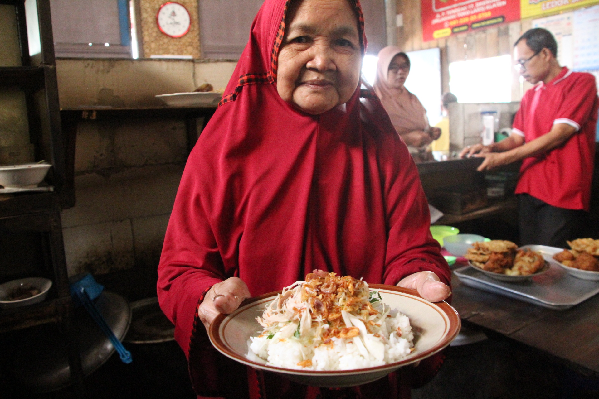 Seporsi menu soto kering menjadi pilihan menu lain di Warung Soto Ayam Kampung Ledok Jati disajikan lengkap dengan variasi pilihan lauk-pauk dalam setiap penyajian. Foto diambil Selasa (13/10/2026). (Daerah/Taufiq Sidik Prakoso)