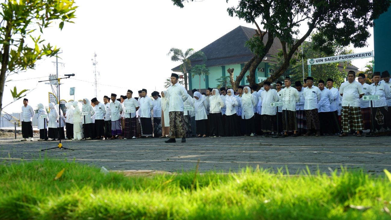 Tenaga pendidik dan tenaga kependidikan Universitas Islam Negeri Prof. K.H. Saifuddin Zuhri (UIN Saizu) Purwokerto mengikuti Apel Peringatan Hari Santri Nasional 2026 di halaman Fakultas Tarbiyah dan Ilmu Keguruan (FTIK) UIN Saizu Purwokerto, Kamis (22/10/2026). (Istimewa)