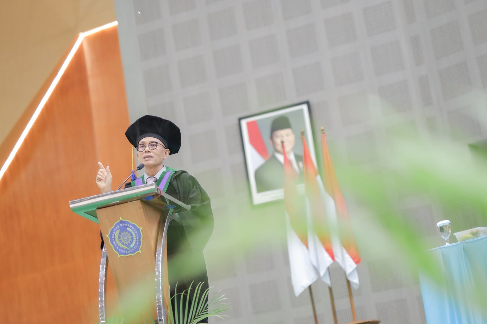 Rektor UMS Prof. Dr. Harun Joko Prayitno, M.Hum. saat menyampaikan laporan kinerja kampus dalam Sidang Senat Terbuka dalam rangka Upacara Hari Jadi ke-68 UMS, Sabtu (24/10/2026) di Gedung KH Ahmad Dahlan Edutorium UMS. (Istimewa)