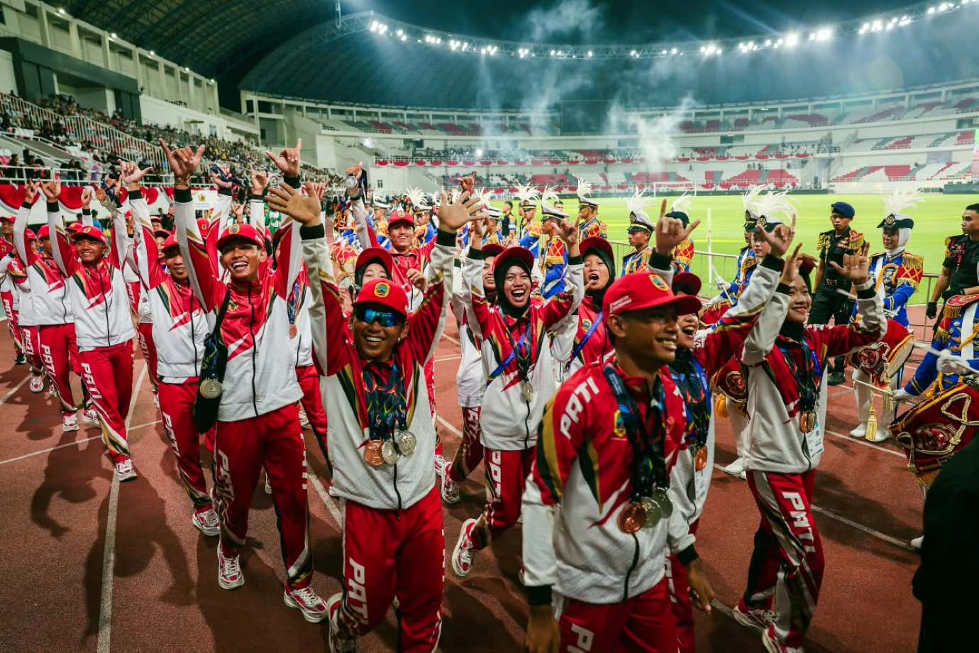Kontingen Pati melakukan defile dalam pembukaan Pekan Olahraga Provinsi (Porprov) Jawa Tengah XVII tahun 2026 di Stadion Jatidiri, Kota Semarang, Minggu (25/10/2026). Event olahraga itu diikuti 35 kabupaten/kota se Jawa Tengah. (Istimewa)