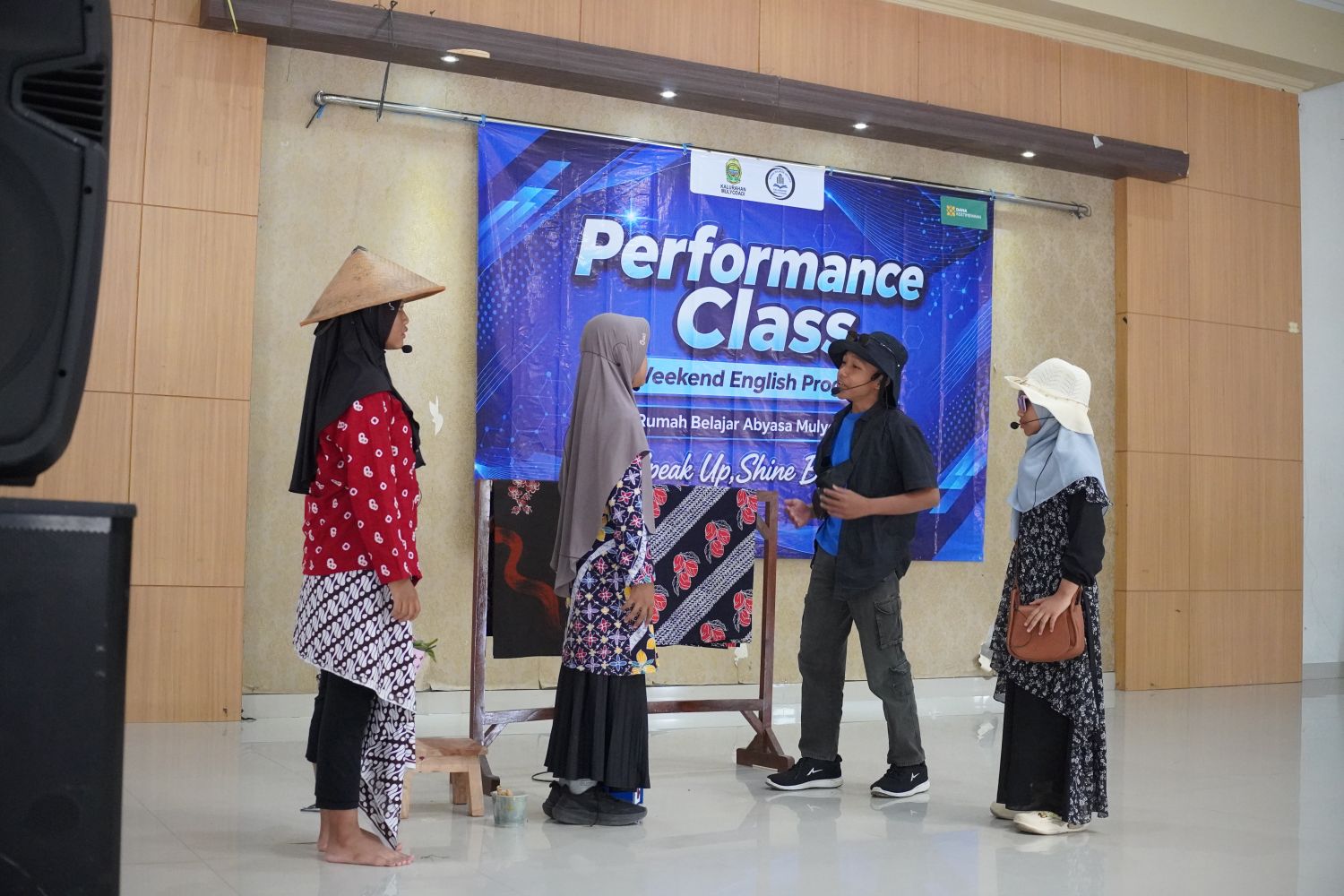 Para siswa Rumah Belajar Abyasa di Kalurahan Mulyodadi, Kapanewon Bambanglipuro, Kabupaten Bantul, tampil dalam acara performance class pada 25 Agustus 2026 lalu. (Istimewa)